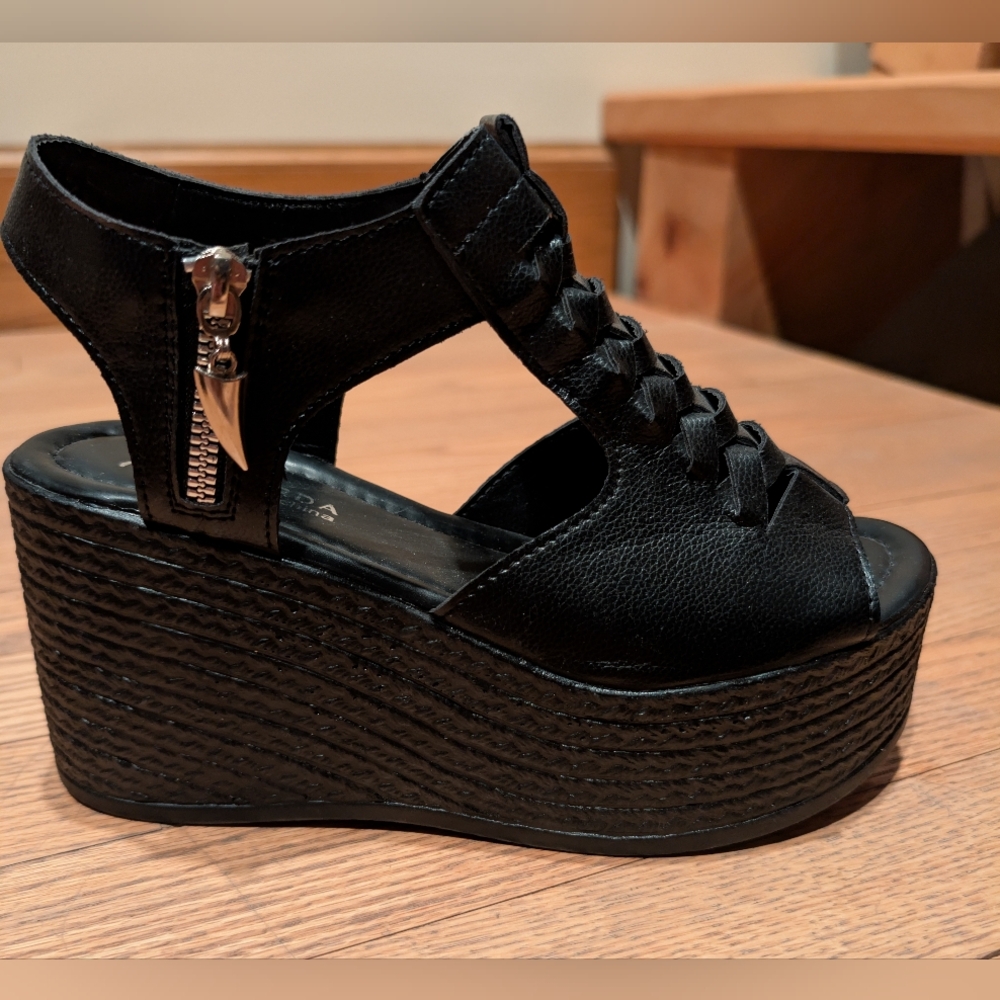 Aoerda Black Platform Sandals Lightweight Platform Size 7.5 or 38.  NEW!!
